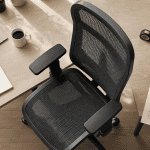 top chaise ergonomique sur bureau organisé