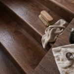 Nettoyer escalier en bois au savon noir : brosse, chiffon microfibre et eau tiède sur marches