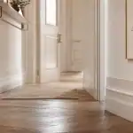 Largeur couloir : porte et console, 90 cm à 1,40 m