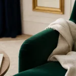 Le vert se marie avec quelle couleur : fauteuil vert émeraude, crème et doré