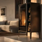 Poele contemporain : poêle moderne à bois vitré au salon