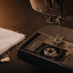 Problème machine à coudre ne coud pas : canette et fil visibles, machine ouverte