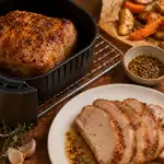 Rôti de porc au air fryer à 180°C, juteux, tranches avec bouillon