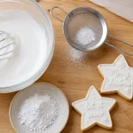 Recette glacage royale : glaçage blanc prêt à décorer, bol, fouet et poche à douille