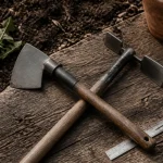 Serfouette ou binette pour désherber et aérer le potager