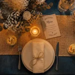 Vaisselle discount sur table élégante, vue de dessus